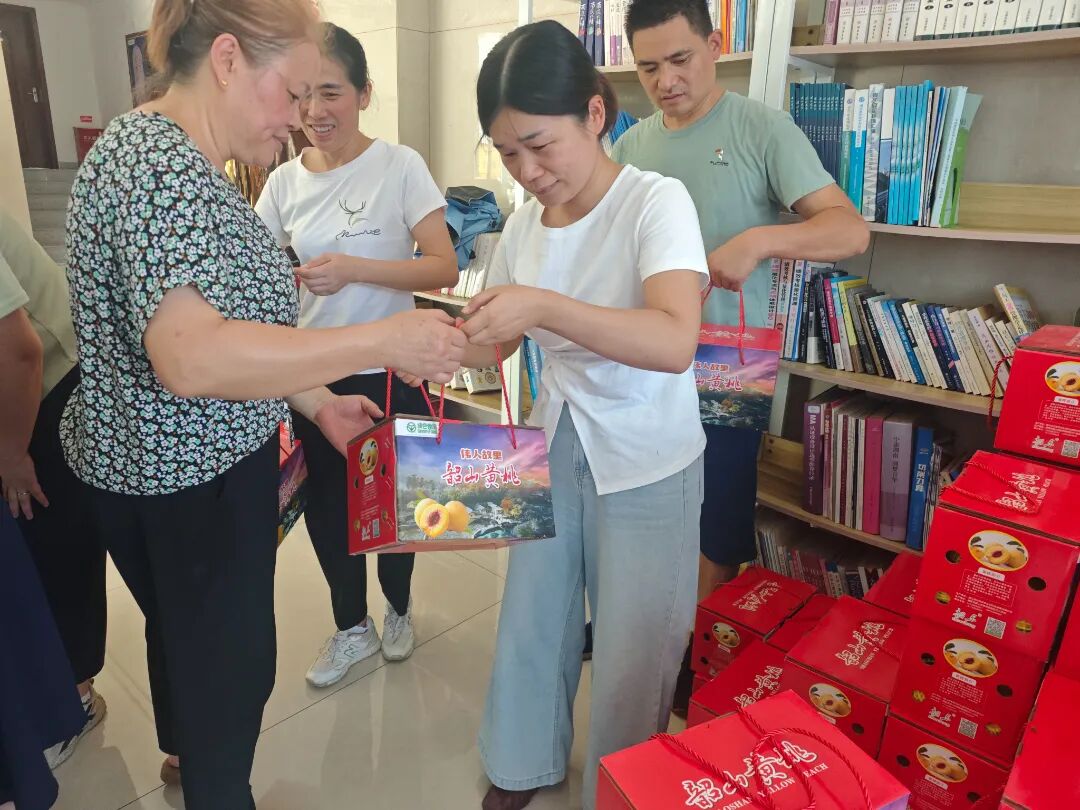 黃桃福利至，助農情意濃